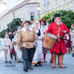 Középkori forgatag harcosokkal, boszikkal, zenészekkel