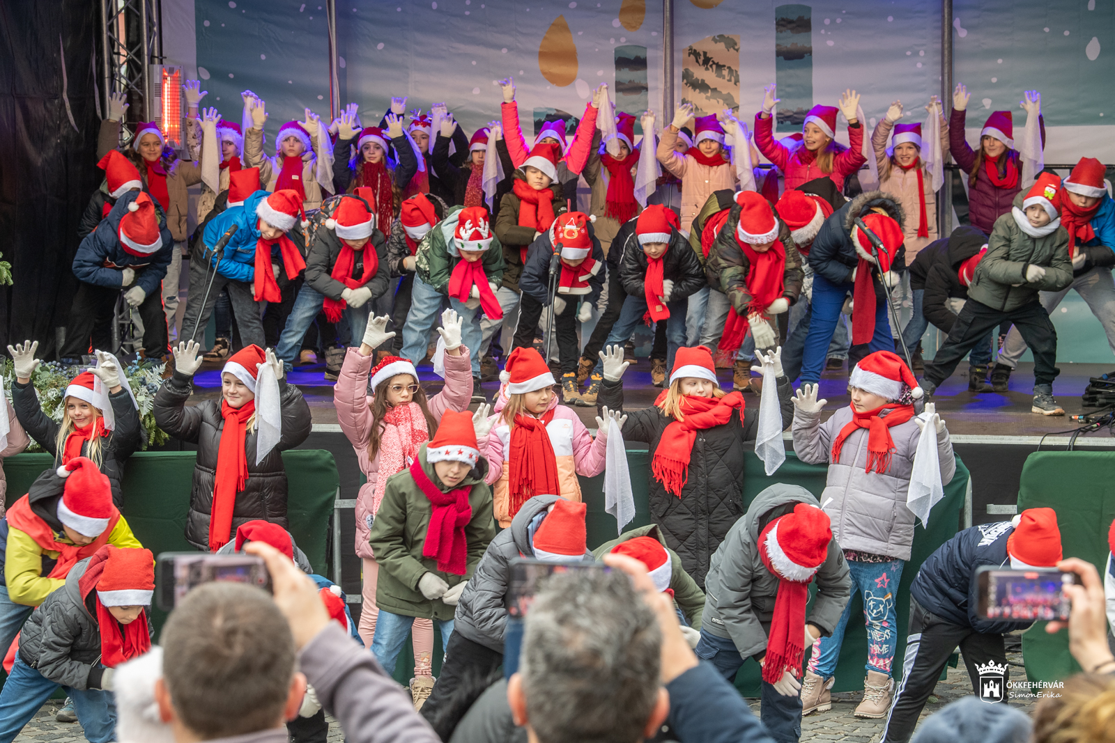 A dallamokat kedves énekkel és tánccal kísérték a harmadikosok, akik egy része fel sem fért az adventi színpadra,.