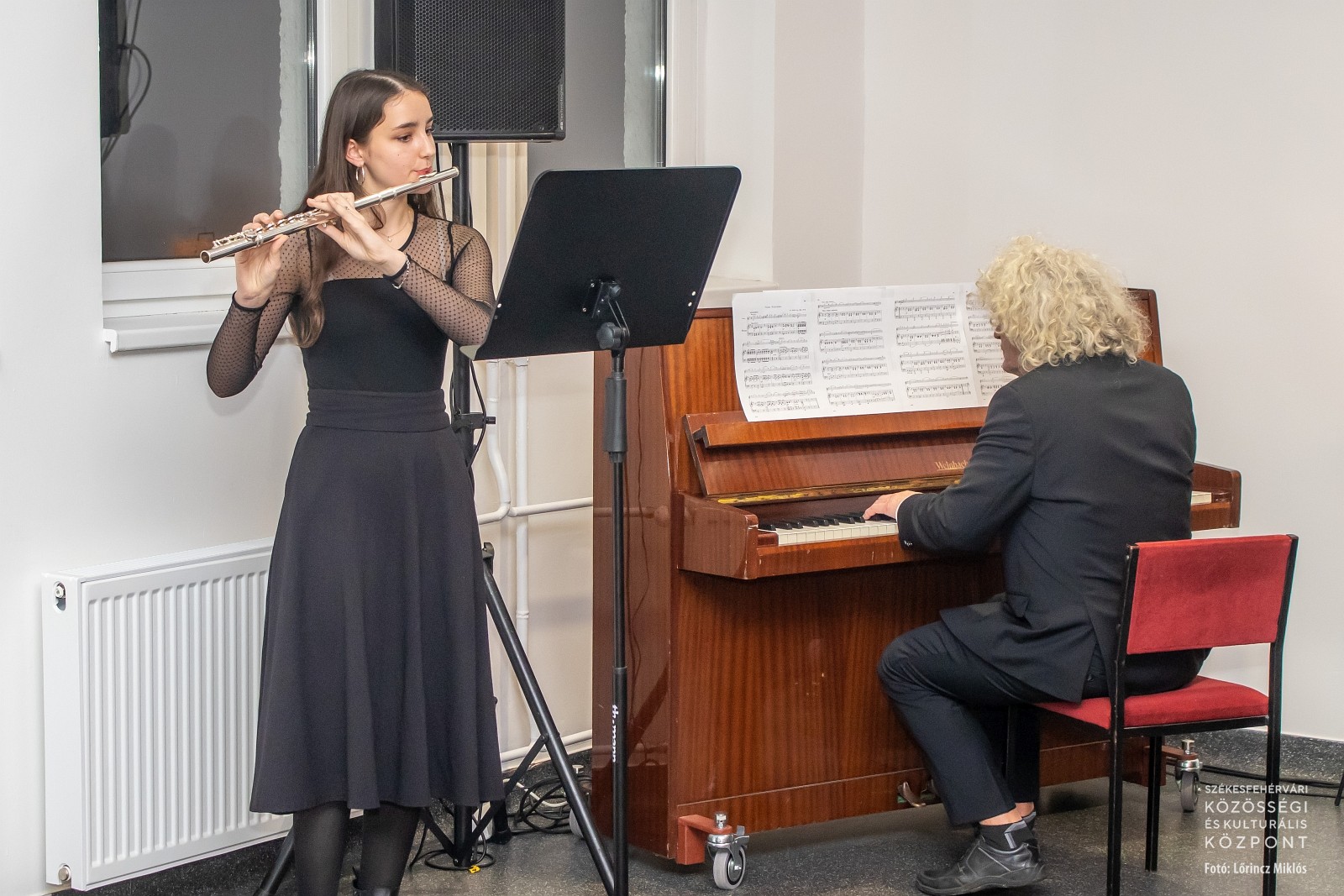 A megnyitón közreműködtek a Székesfehérvári Hermann László Zeneművészeti Szakgimnázium és AMI diákjai: Víg Anna fuvolán (felkészítő tanára: Hámori Zsófia) és Gombazsögi Barnabás hegedűn (felkészítő tanára Lókodi-Sziklási Szilvia); a diákokat Vasvári Tamás kísérte zongorán.