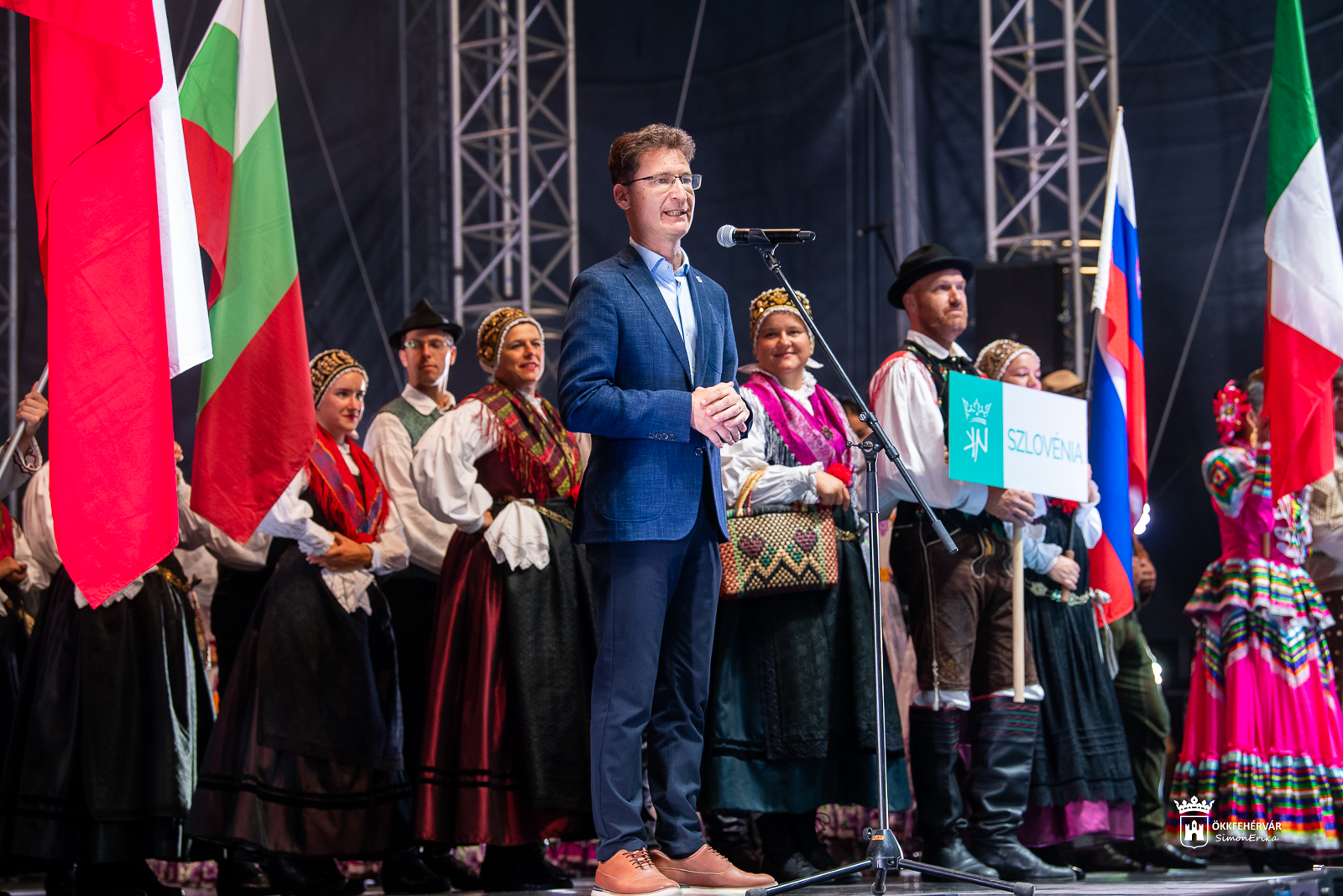A nemzetközi néptáncfesztivált záró gálaműsor résztvevőit dr. Cser-Palkovics András polgármester köszöntötte